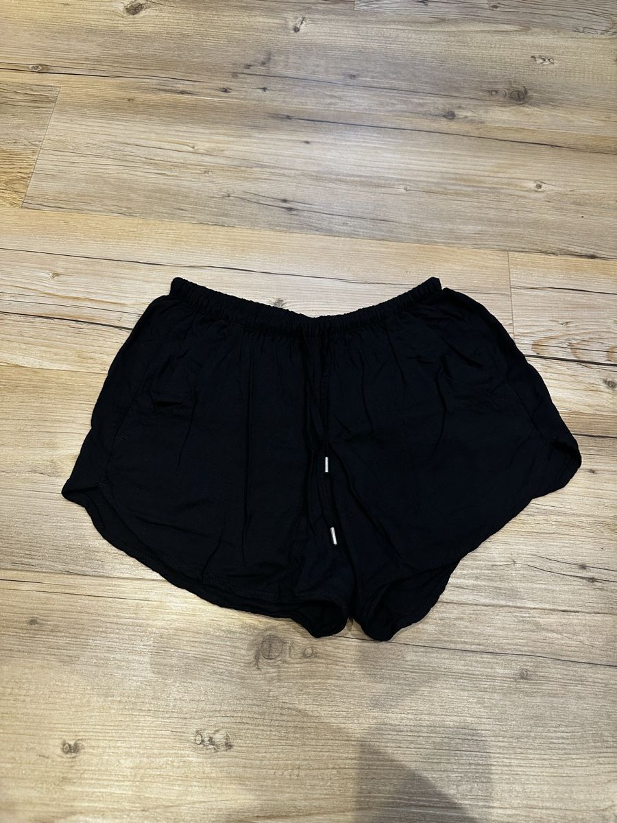 H&M Pantaloni: Shorts H&M Divided schwarz Grösse 32 Viskose  – Usato da Buchs AG venduto da Dasmusstduhaben