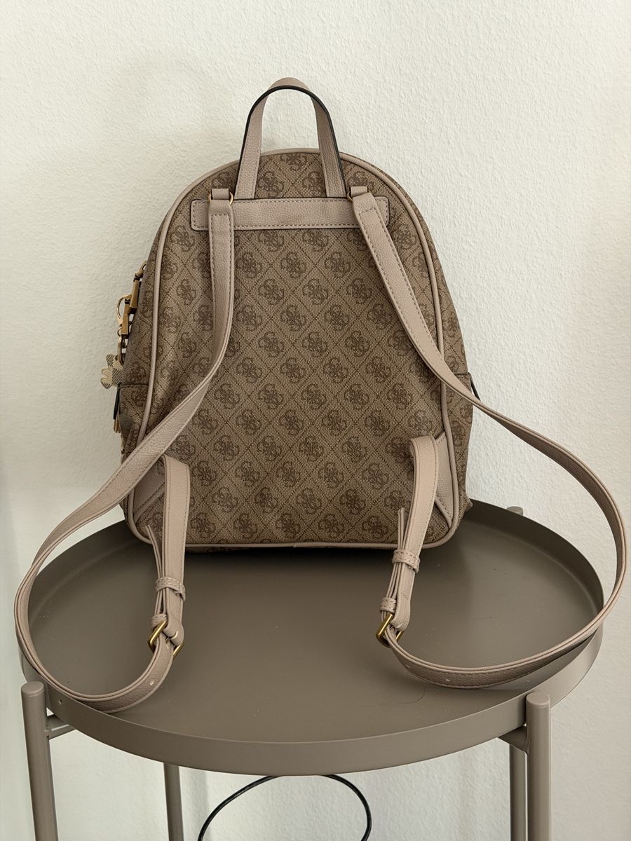 Guess Rucksäcke: GUESS Utility G Bear Charm Backpack – Gebraucht aus Luzern von lang30 1