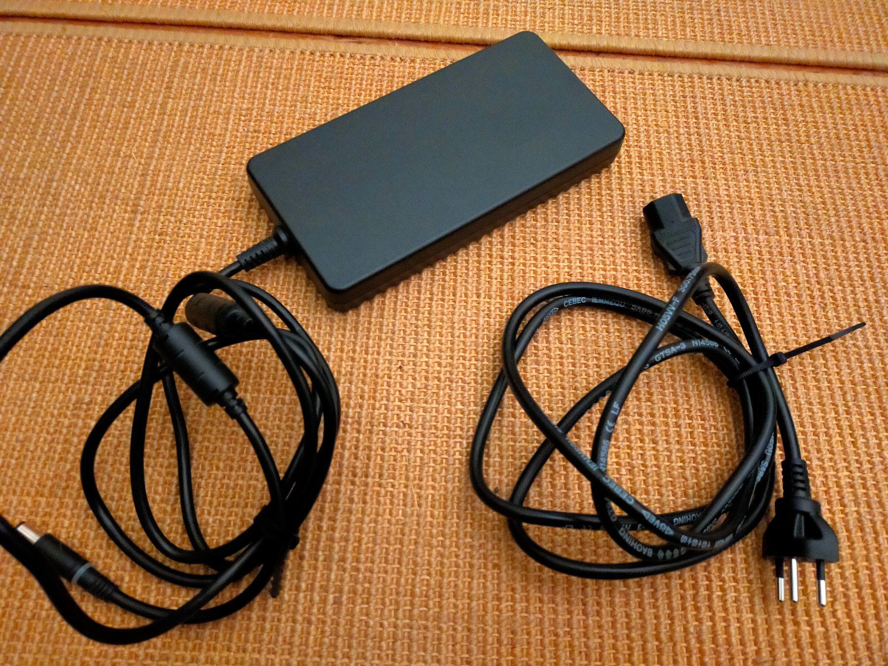 Dell Unità & Adattatore: Dell Notebook Ladegerät 240 Watt AC/DC Adapter – Nuovo (secondo la descrizione) da Wohlen b. Bern venduto da Wannholle