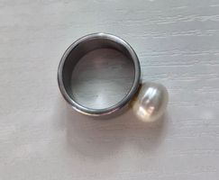 Stahlring mit Suesswasserperle