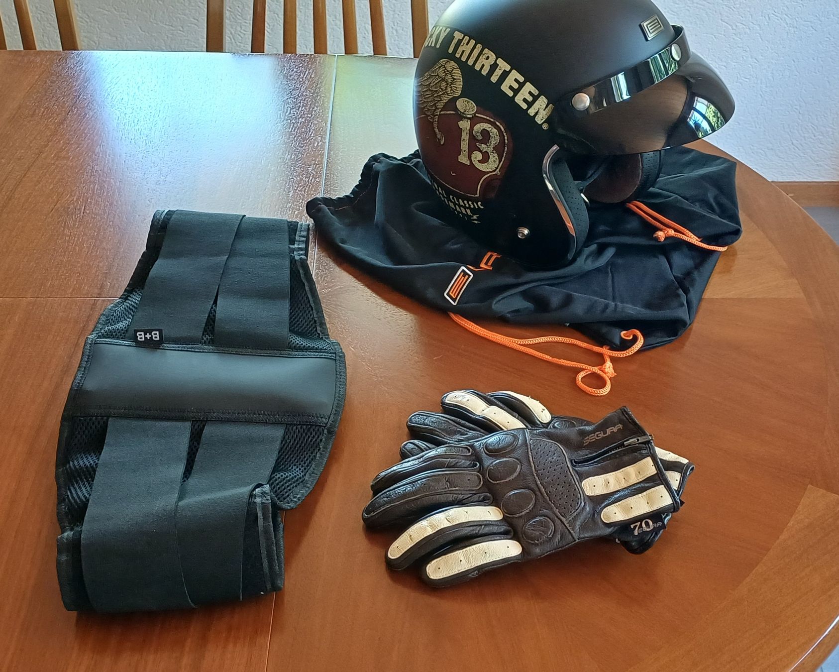 Caschi & visiere: Helm, Handschuhe und Nierengurt – Usato da Schnottwil venduto da lec_zs89