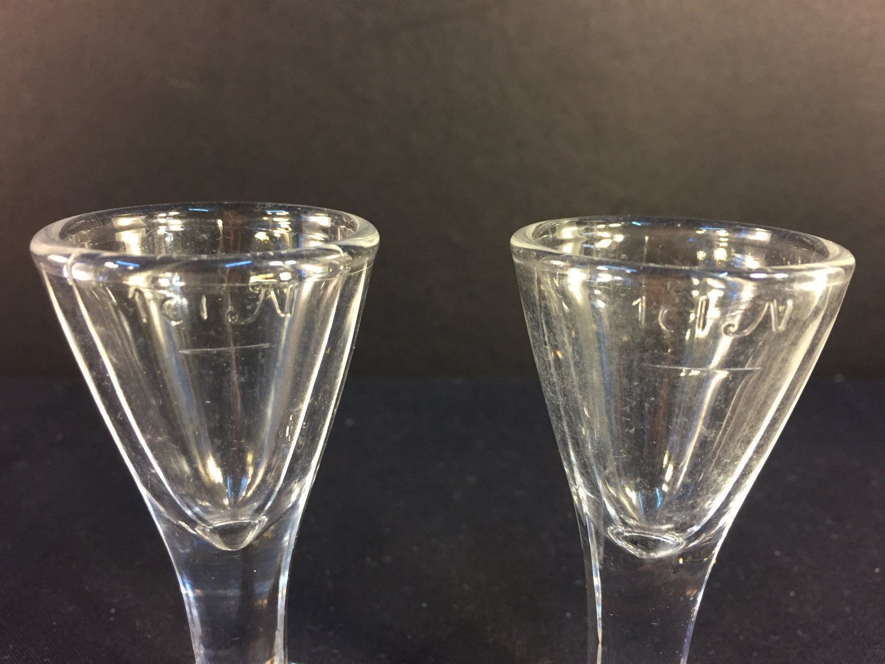 Bicchieri: Vintage 2 Pressed Schnaps/Likörgläser – Usato da Schaffhausen venduto da vintageville 3
