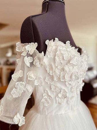 SUMMER SALE! Modernes Brautkleid romantisch mit 3D Blüten