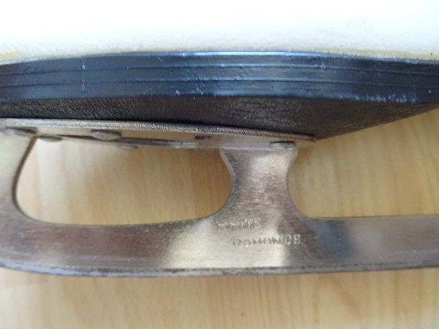 Pattini da ghiaccio: Schlittschuhe Damen Gr. 39 – Usato da Bazenheid venduto da Aebi55 1