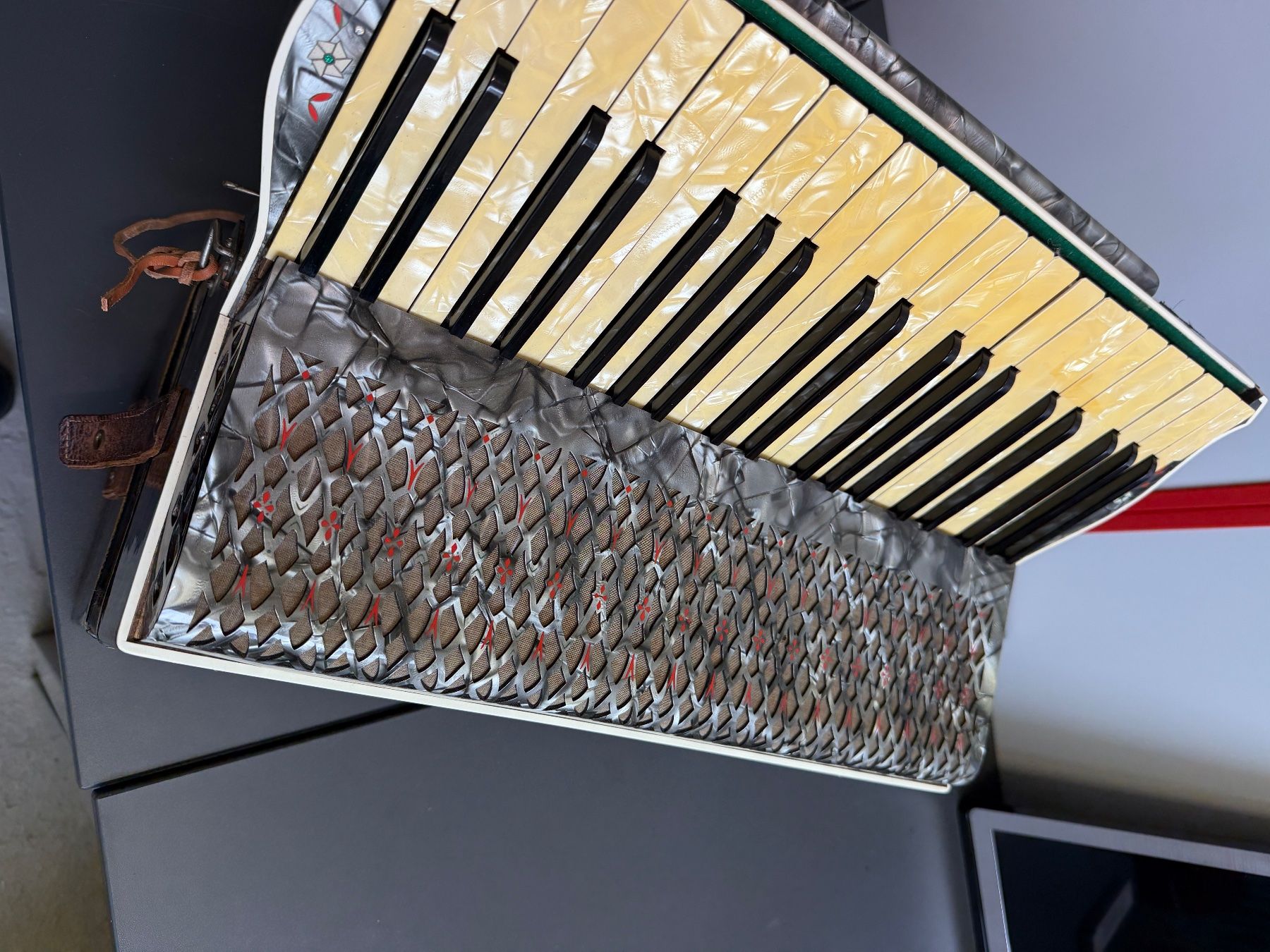 Strumenti musicali: Hohner Akkordeon Tango 3 – Usato da Aarburg venduto da Wendepunkt_Fundgrube 3