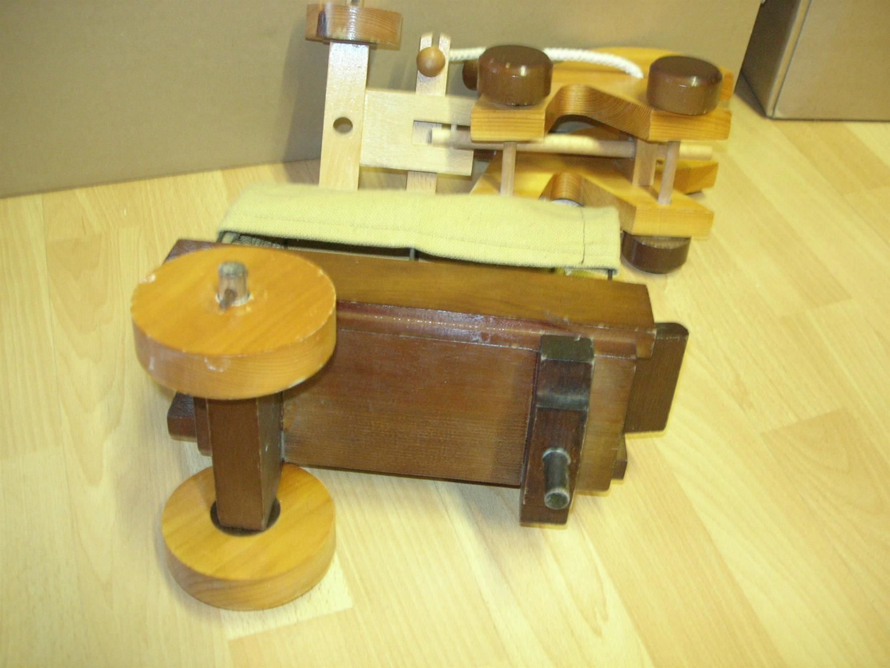 Spielzeuge: Holzpferde mit Planwagen, – Gebraucht aus Hornussen von Corvette- 4