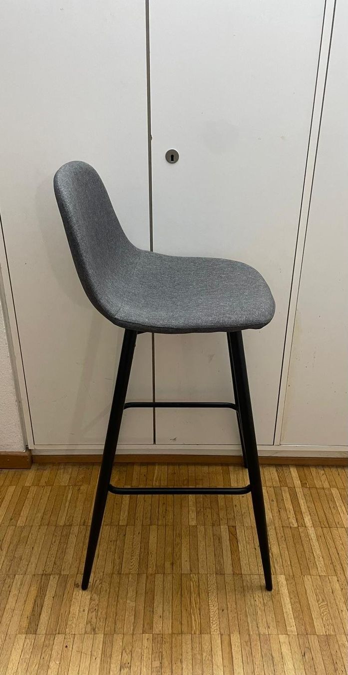 Hocker: Grauer Barhocker mit schwarzen Beinen – Gebraucht aus Basel von tmn_mtw5 2