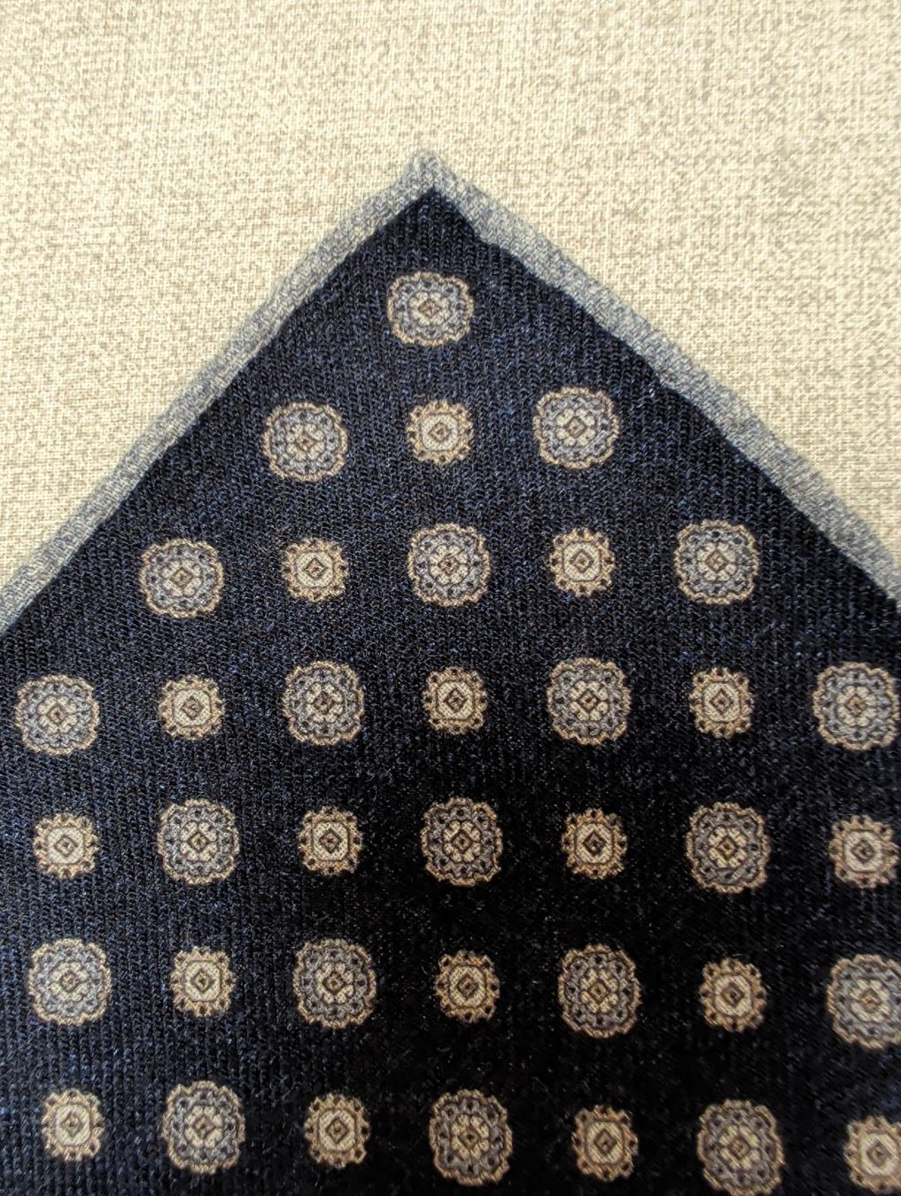 Eleventy Completi: Eleventy Platin Collection, Einstecktuch, Neu, Wolle – Nuovo e nell'imballaggio originale da Zürich venduto da rom_zh
