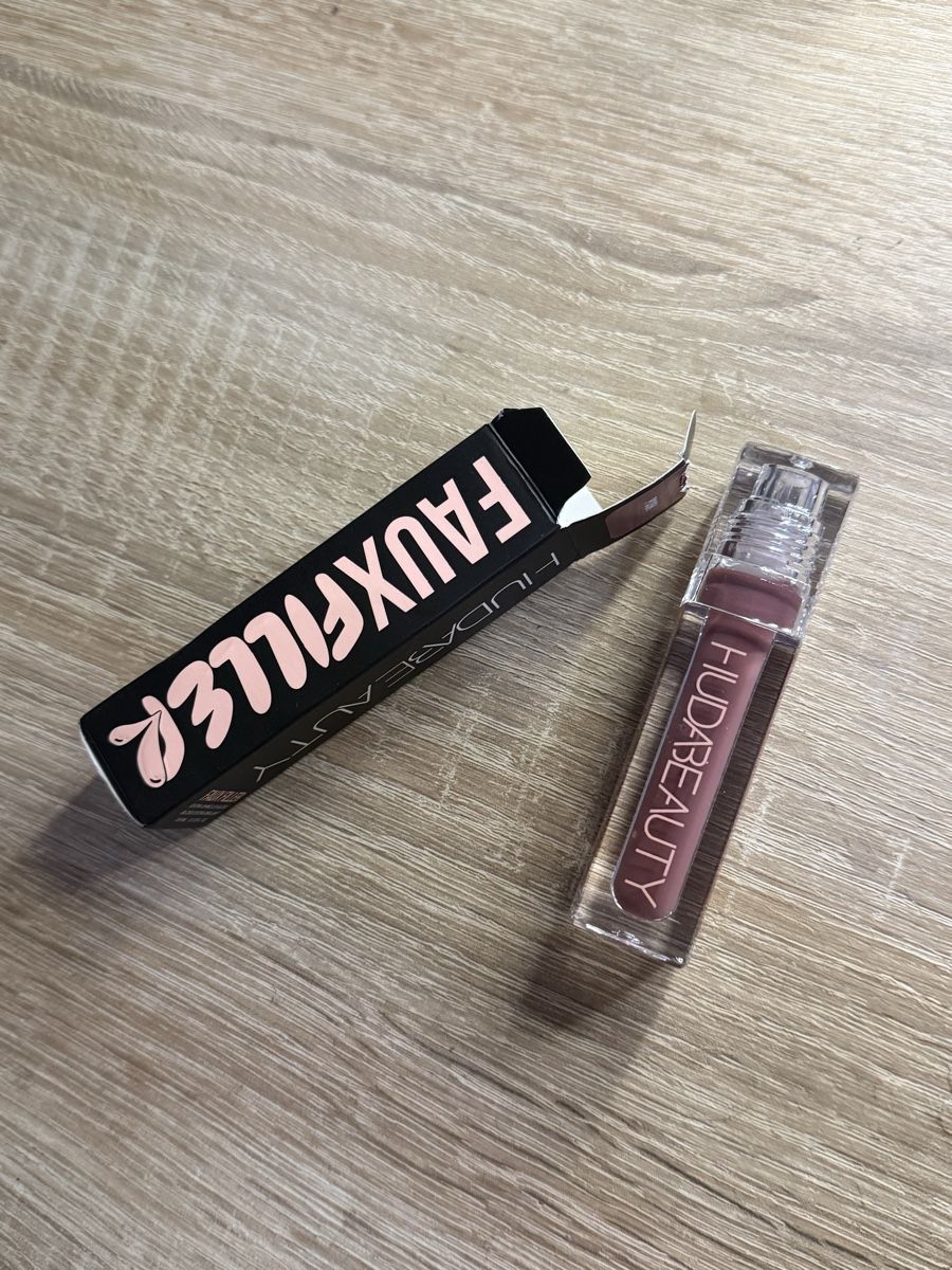 Huda Beauty Make-up: Huda Beauty Lip Gloss – Nuovo (secondo la descrizione) da Baar venduto da elexata 1