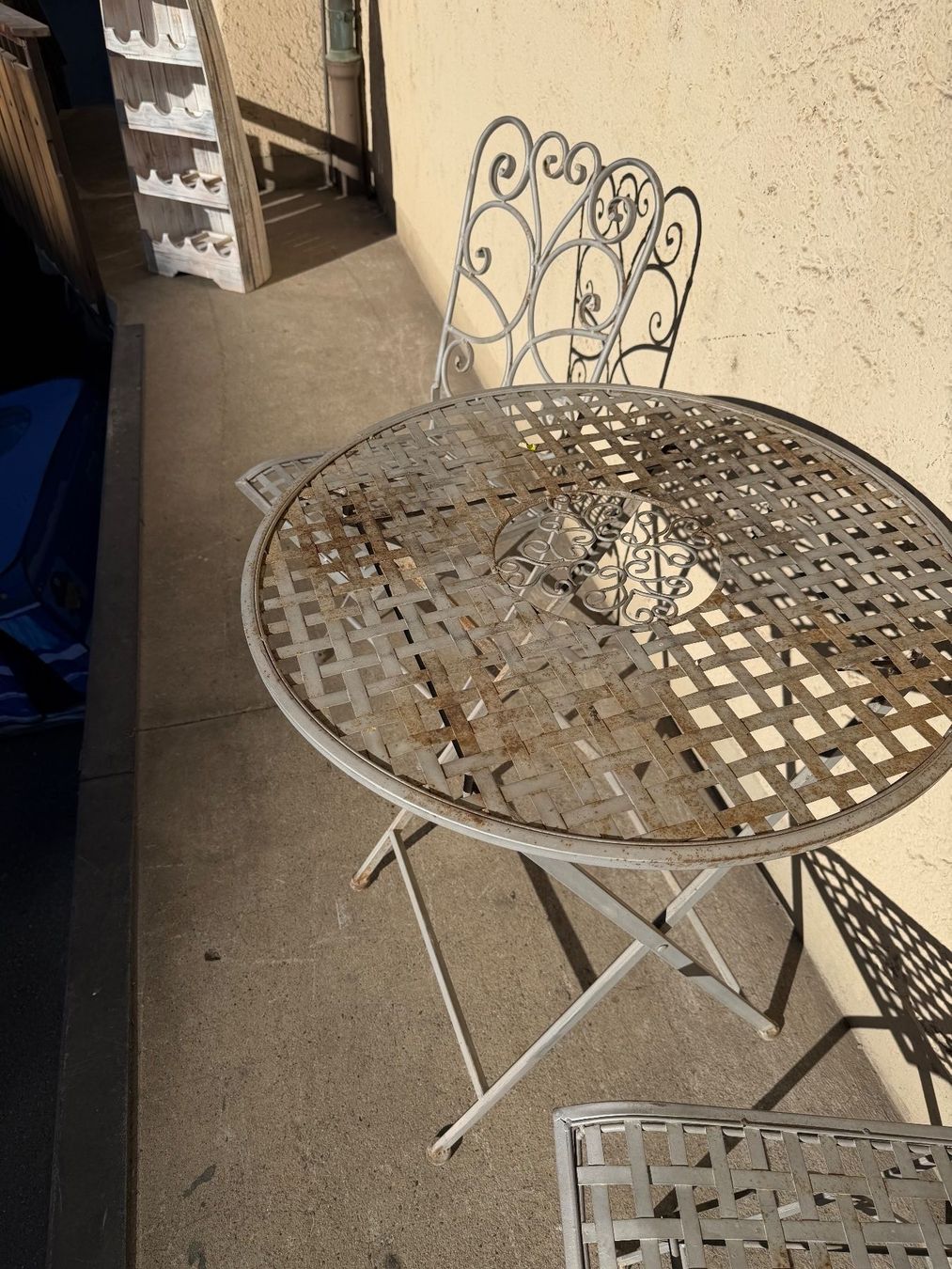 Set di tavolo e panche: Gartentisch mit 2 Klappstühle – Usato da Ebikon venduto da Berku 1