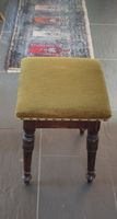Hocker mit Stoffbezug und Holzbeinen, gebraucht