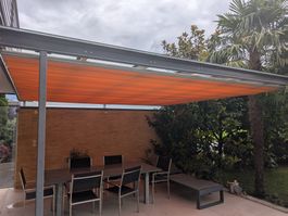 Pergola = Gartensitzplatz mit elektronische Beschattung