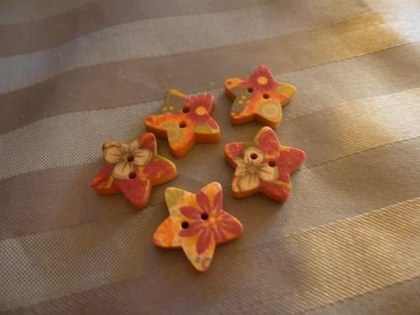 Bottoni: 20 Holzknöpfe Sternli mit Blumen 17 mm – Nuovo (secondo la descrizione) da Hinwil venduto da Glasperlen