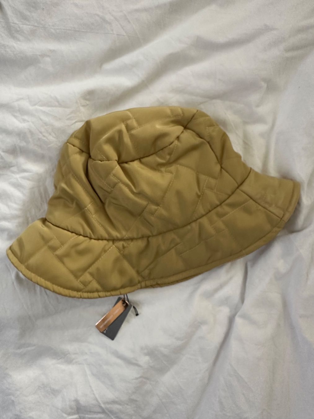 Copricapi, berretti & cappellini: Chapeau   Bucket hat Parfois Neuf – Nuovo e nell'imballaggio originale da Basel venduto da kik_ki_05