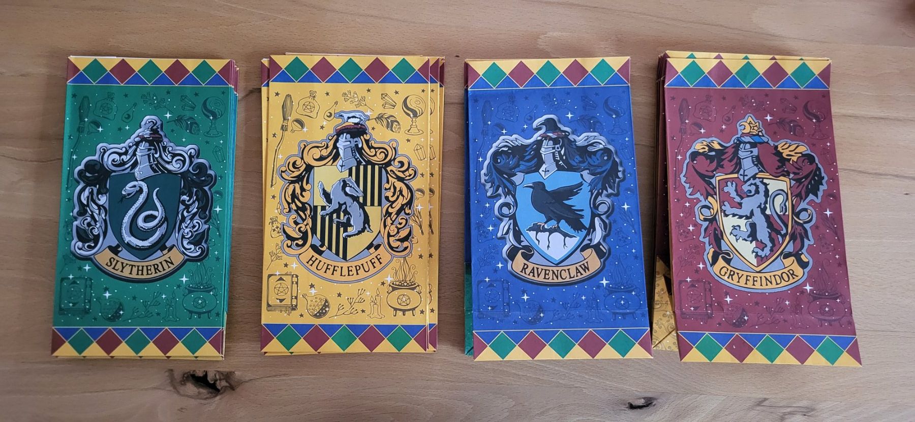 Tutte le decorazioni: 24 Geschenk-Papiertüten "Harry Potter" – Usato da Kleindöttingen venduto da Mcyaya007 1