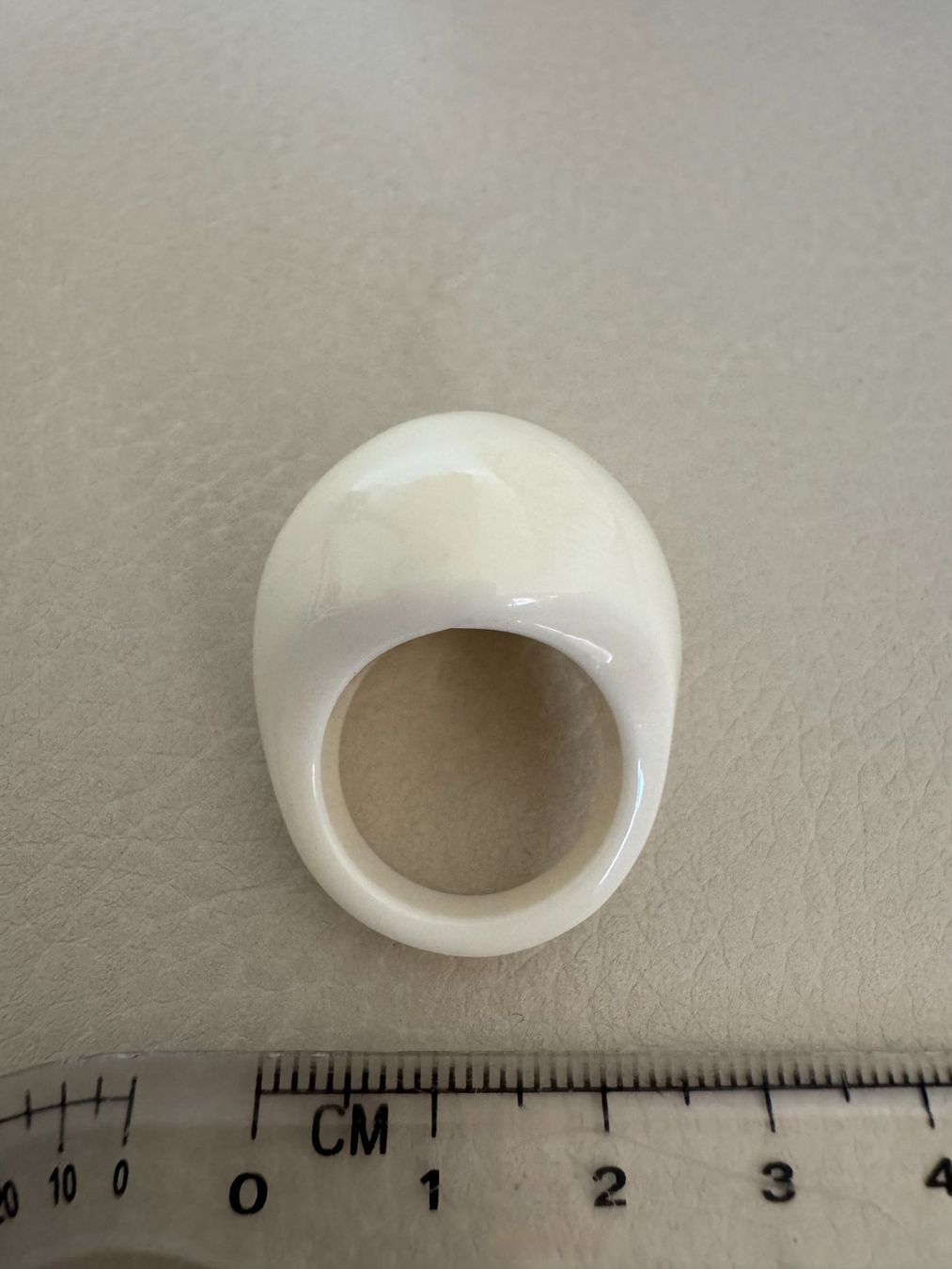 Anelli: Bague blanche épaisse – Usato da Denens venduto da sar_5wlm 3