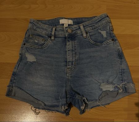 Shorts en jean déchirés taille 36 bon état
