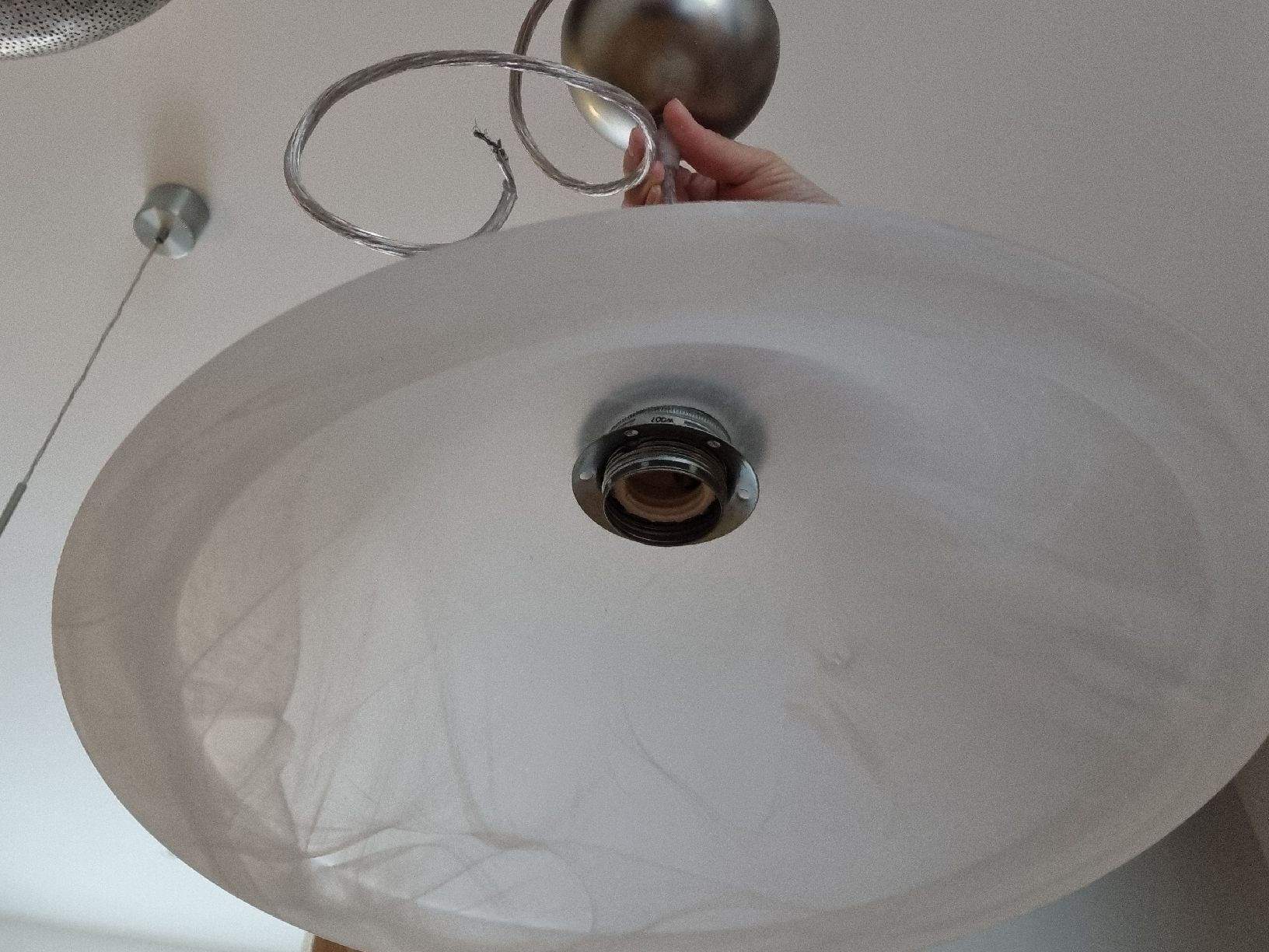 Lampadari & plafoniere: Moderner Kronleuchter mit weißem Glas. – Usato da Basel venduto da ste_2lg2 4