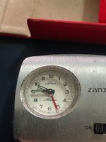 Reisewecker Nepro Zantara Swiss Made mit rotem Lederetui
