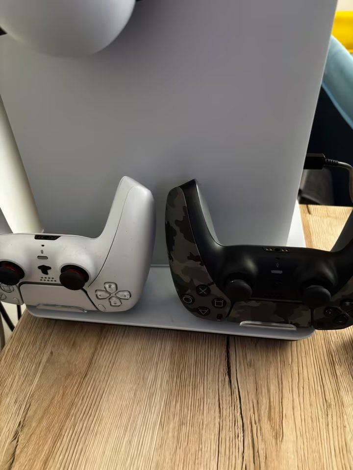 Sony Konsolen: PS5 Pro Disk 2TB - 3 Controller - Zubehör – Gebraucht aus Schmerikon von Danloe 1