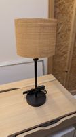 Stylische Tischlampe mit Natur-Lampenschirm