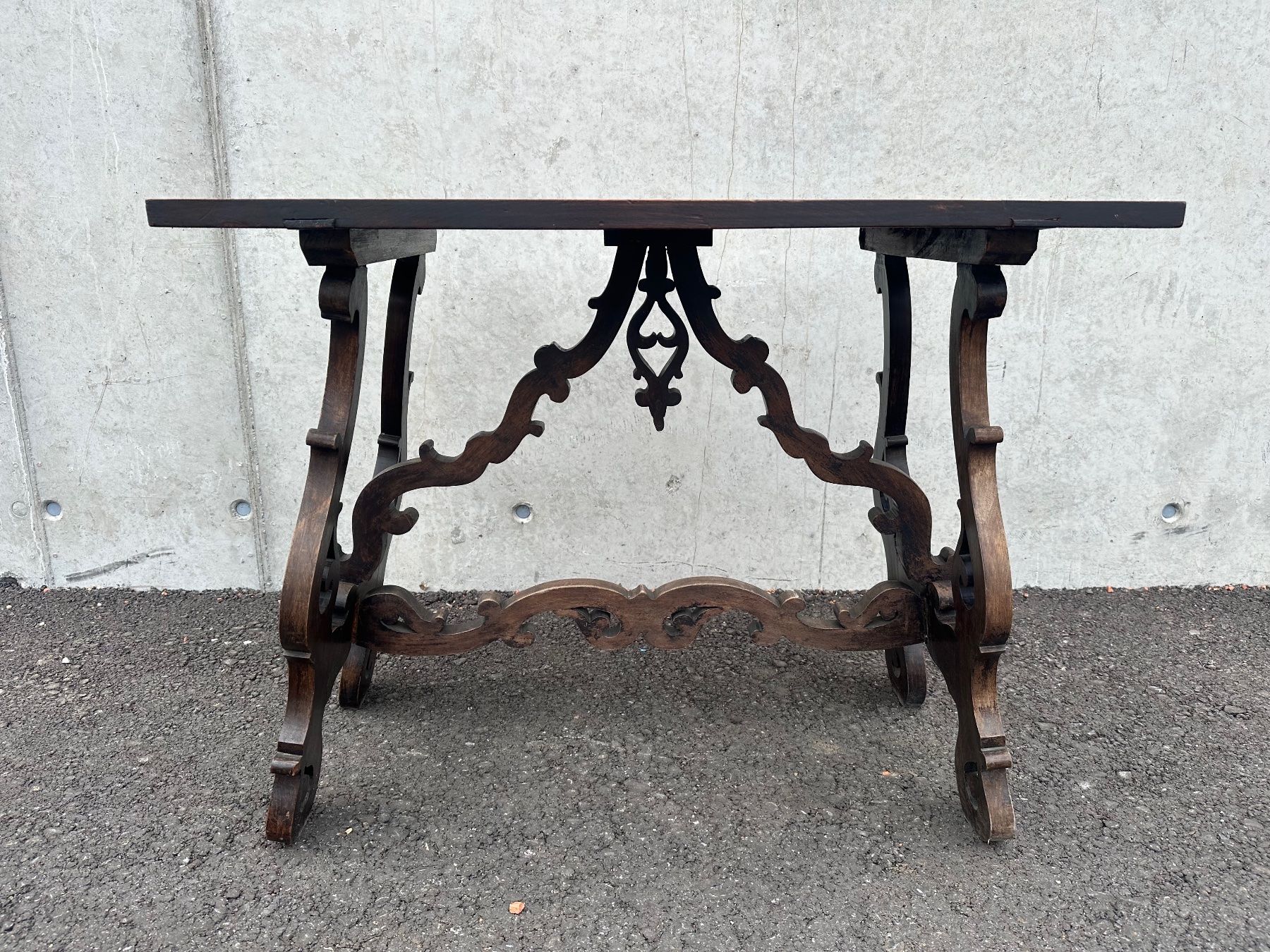 Tische: Antiker Tisch, mit wunderschönem Blatt, Verspieltes Design – Gebraucht aus Laufenburg von industrial-silence 1