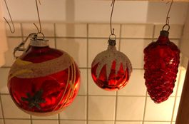 Trio älterer, roter Weihnachtsschmuck
