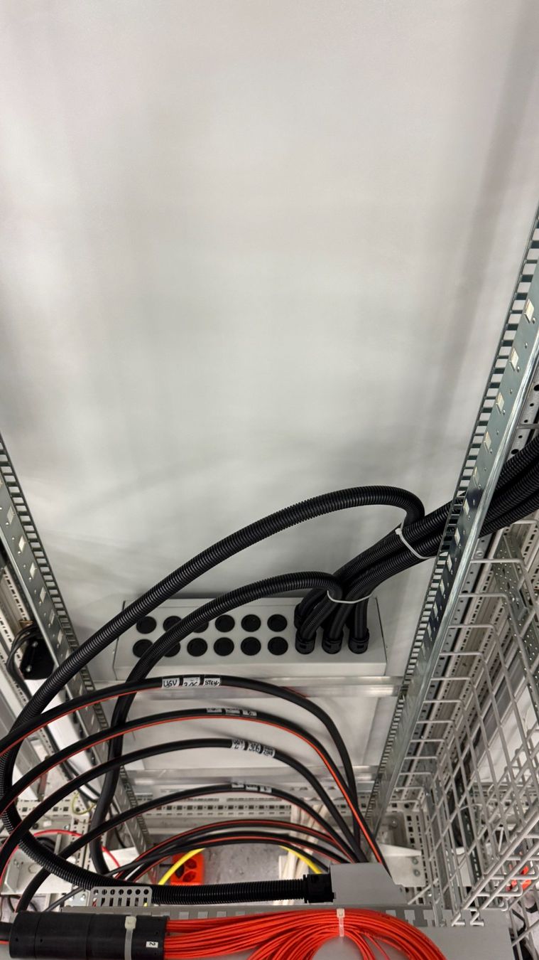 Rittal Racks & Ständer: Rittal Serverrack / Netzwerkschrank TS8 800x800x2000mm, Top – Gebraucht aus Basel von protekto 2