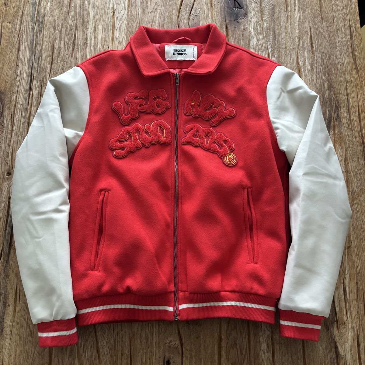 Vestes: Varsity Jacke Legacy Studios Rot Grösse L – D'occasion à Obernau par dav1de 1