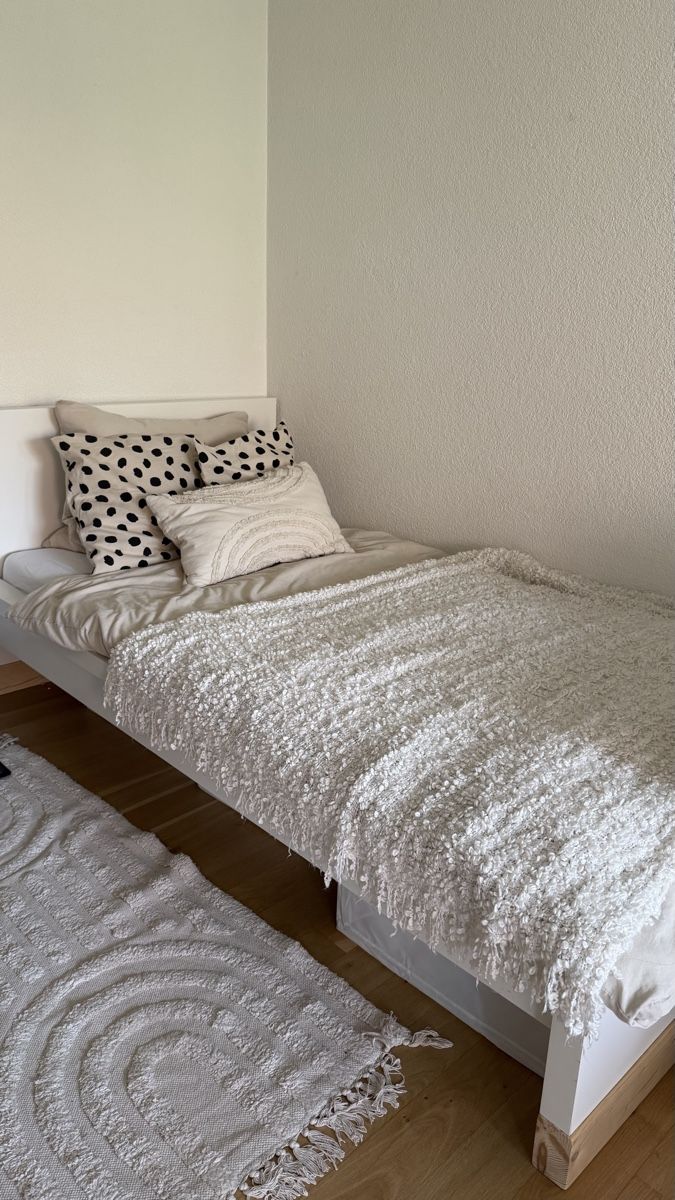 Ikea Letti: Ikea Bett Malm (mit Holzbalken) – Usato da Zürich venduto da theresa.st