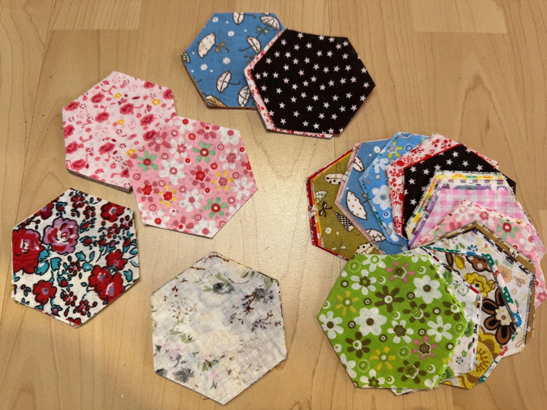 Tessuti: 100 x patches Patchwork Stoffe  Hexagon top Angebot    4/8cm – Nuovo e nell'imballaggio originale da Leuggern venduto da unico10 2