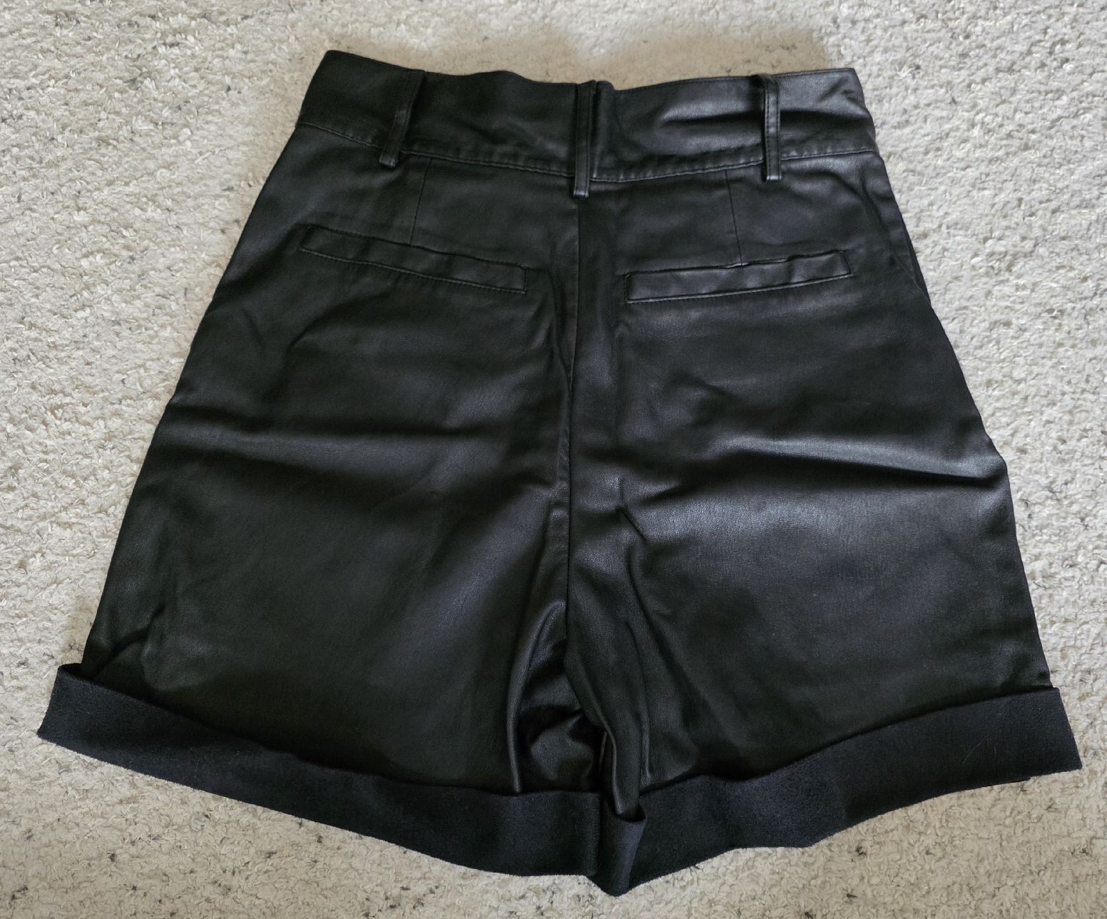 Avant Premiere Pantaloni: Short simili cuir Avant Première taille 34 noir – Usato da Vevey venduto da Renka2011 2