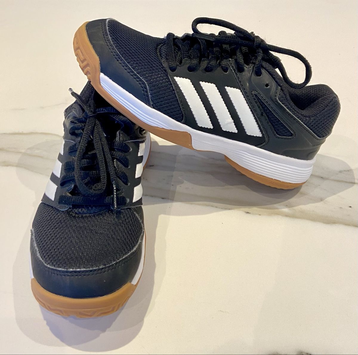 Adidas Schuhe für Jungen: Adidas Hallenschuhe, Grösse 34 – Neu (gemäss Beschreibung) aus Glattfelden von 4sita