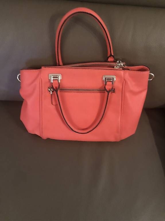 Borse da donna: Original Guess Tasche zu verkaufen – Usato da Wittenbach venduto da ste_l7j9 2