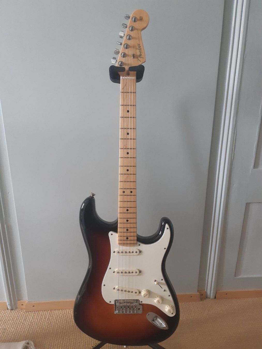 Fender Strumenti musicali: Fender Stratocaster American Standard mit Koffer – Usato da Stäfa venduto da alb_xjq7