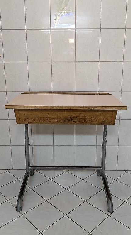 Schreibtische: Bureau d'écolier réglable en hauteur – Gebraucht aus Renens VD von arochat