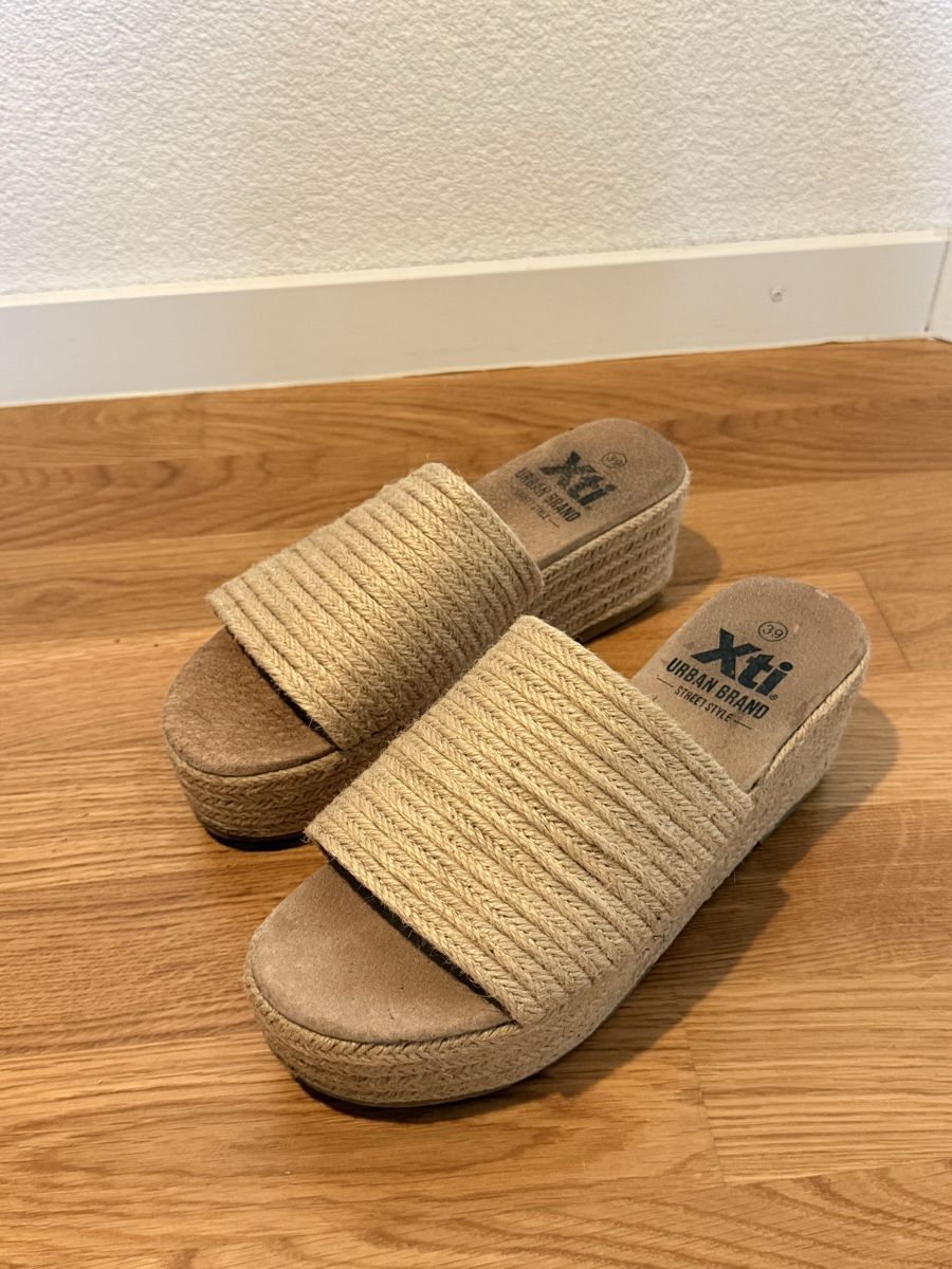 Urban Outfitters Scarpe da donna: Xti Platform Espadrille Sandals Beige Good Condition – Usato da Carrouge VD venduto da man_7hwm