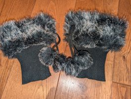 Warme Stiefel Stulpen mit Fell und Bommel - Winter Accessoir
