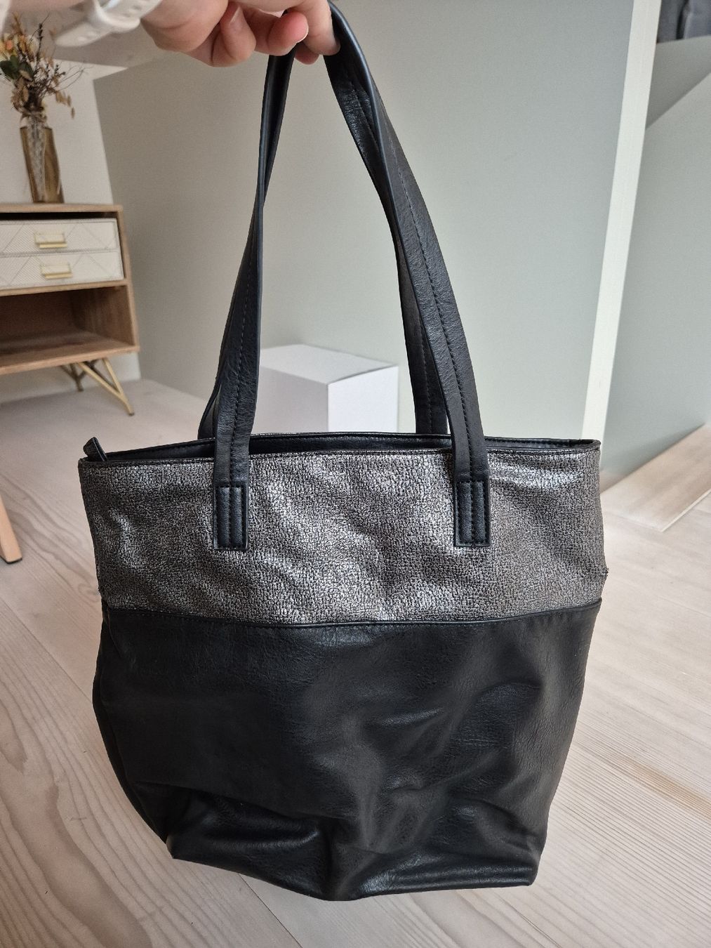 Borse da donna: Schwarze Handtasche mit Metallic-Akzenten – Usato da Luzern venduto da ste_6k9h 2