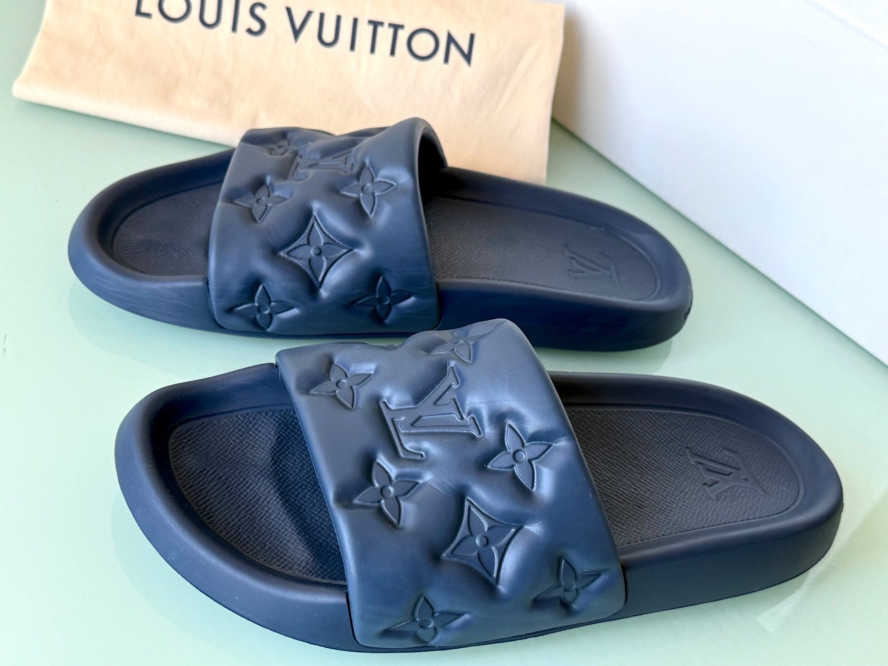 Louis Vuitton Scarpe da uomo: LOUIS VUITTON Waterfront Monogram Embossed Mule Slide 43.5 – Usato da Kreuzlingen venduto da kruezbiz 1