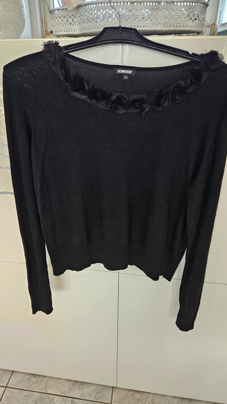 Maglioni & Felpe: Schwarzer Damenpullover mit Rosen Gr. XL Scooter – Usato da Gossau ZH venduto da fashiontwo