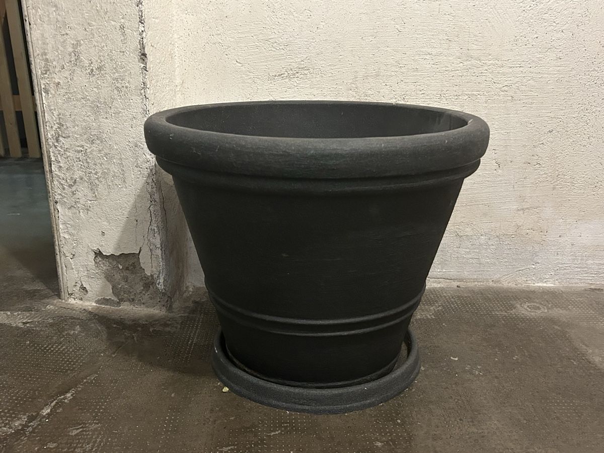 Pots de fleurs: Grosser Schwarzer Planztopf mit Untersetzer! – D'occasion à Bern par zoe_brauchtplatz