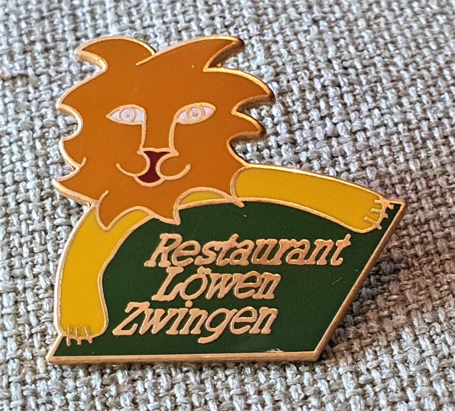 Placchette & Badge: H695 - Pin Restaurant Löwen Zwingen – Usato da Reinach BL venduto da Boston-Verkauf