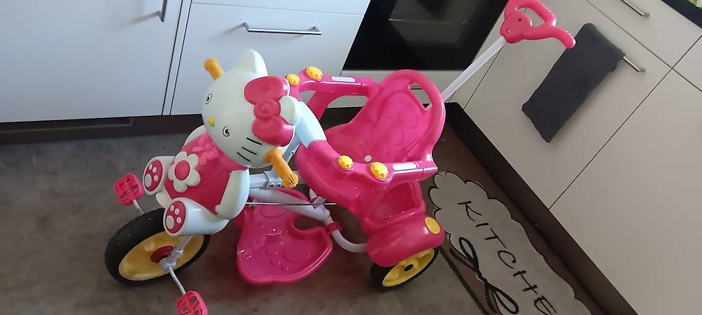Véhicules pour enfants: Kinder-Dreirad mit Sitz Hello Kitty/Musik – D'occasion à Staufen par mar_wf6r
