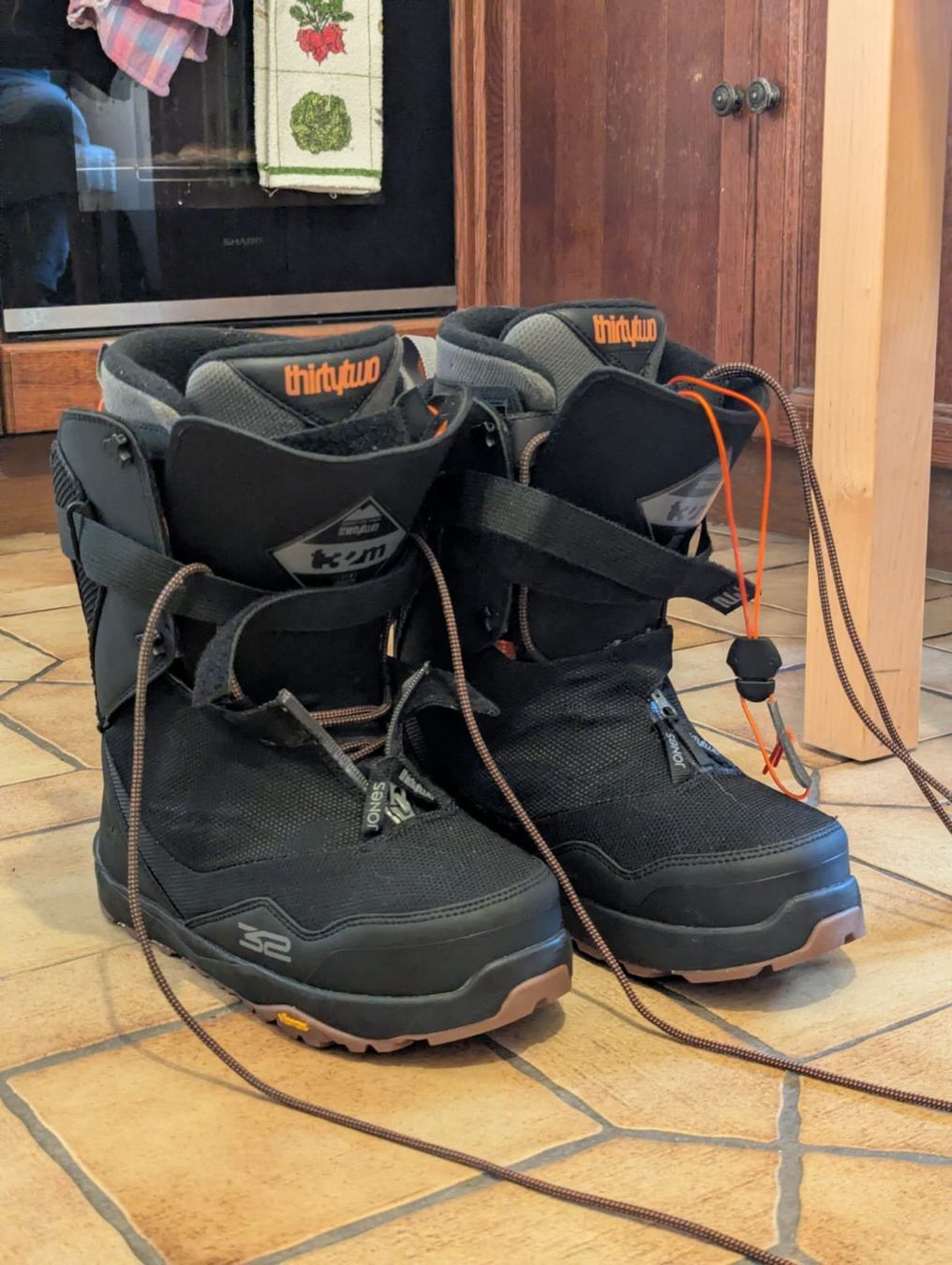 Jones Boards: Chaussure Snowboard Jones 32 t. 43 – Neu (gemäss Beschreibung) aus Montreux von Marieyloba