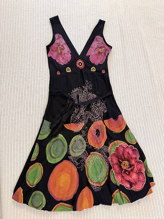 Jolie robe d’été noire/couleurs Desigual avec ceinture