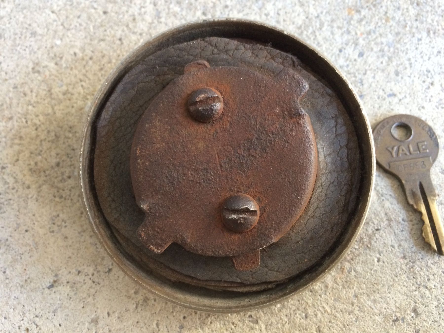 Toutes les pièces auto: Oltimer Auto Tankdeckel – D'occasion à Wiliberg par MONSCHWIL 2