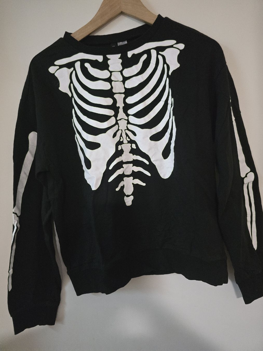 H&M Pulls & Sweat-shirts: Pullover Skelett Motiv Schwarz Grösse M Divied H&M – D'occasion à Bülach par Cat_2.5