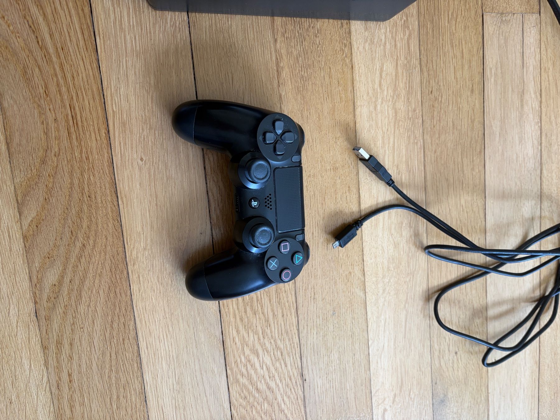 Sony Console: Sony PlayStation 4 Pro Console with Controller – Usato da Zürich venduto da Dany123_ 3