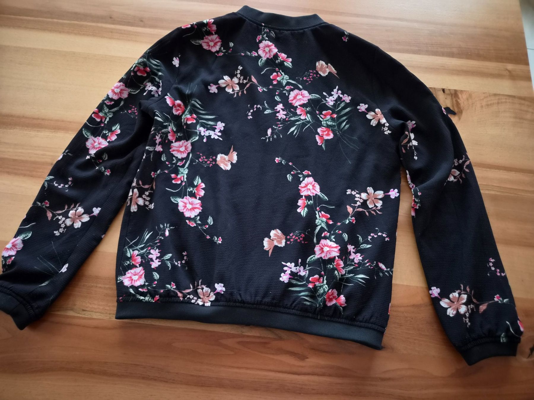 Only Lotti di vestiti: Set / Jacke und Top mit Blumenmuster, Grösse 36 – Usato da Ibach venduto da urs_sl5h 2